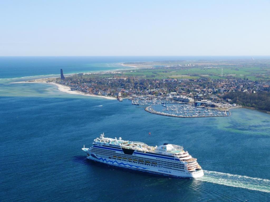 Strandhotel 1 Laboe Bagian luar foto